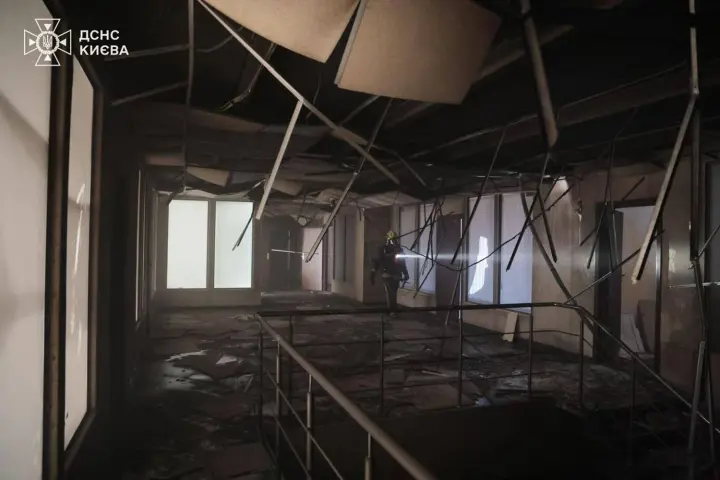 У Києві через атаку рф горіла будівля з офісами і складами - показали наслідки