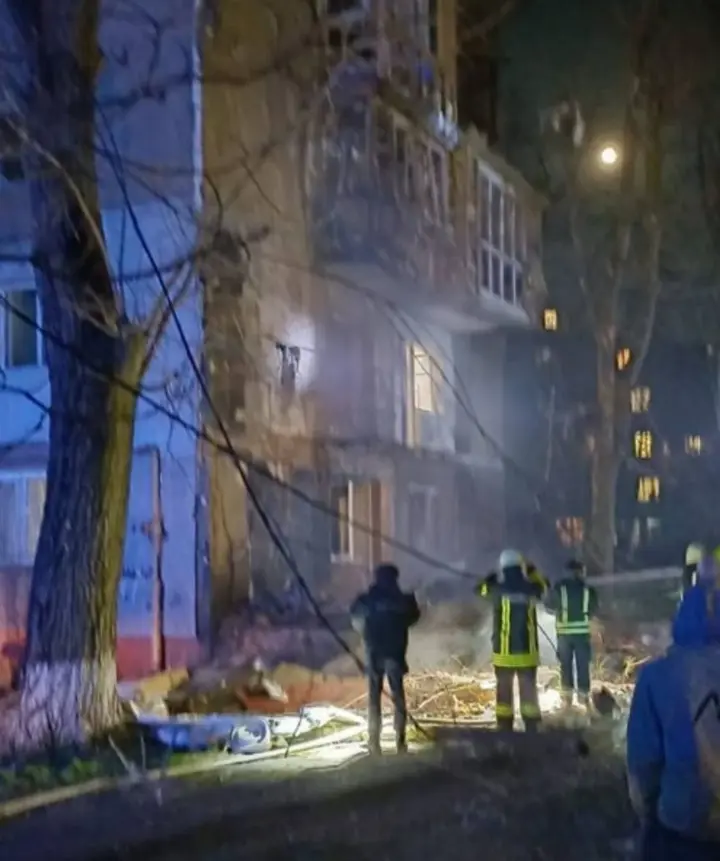 В Одесі після ворожої атаки спалахнули автівки та балкон будинку, є постраждалі - ОВА