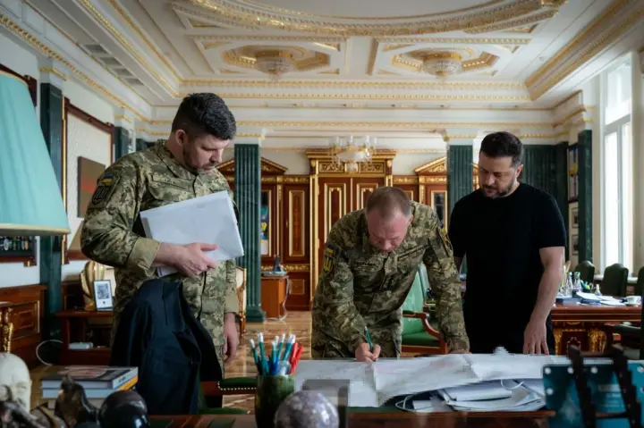 Зеленский заслушал Сырского и Гнатова о ситуации на фронте и ударах по рф