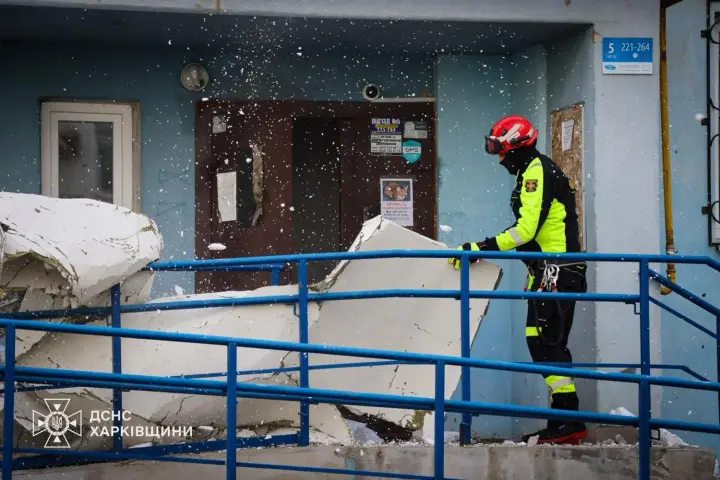 В Харькове россияне ударили “Геранью” по многоэтажке и спасателям, есть пострадавшие