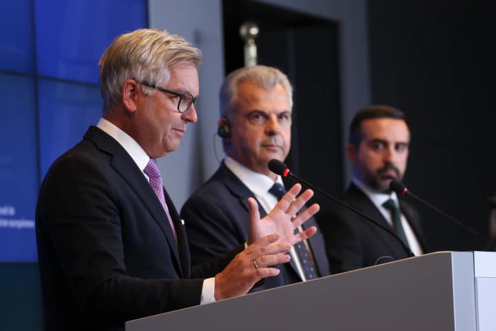 "Те, що просять нас зробити українці" - комісар ЄС про виключення українських чоловіків із тимчасового захисту