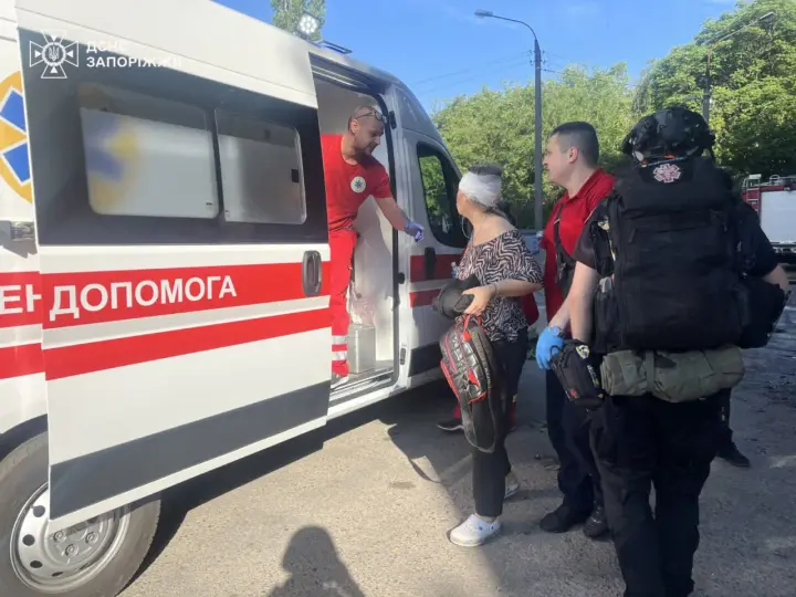 росія вдарила по Запоріжжю та області - атакувала промислову інфраструктуру, 8 постраждалих