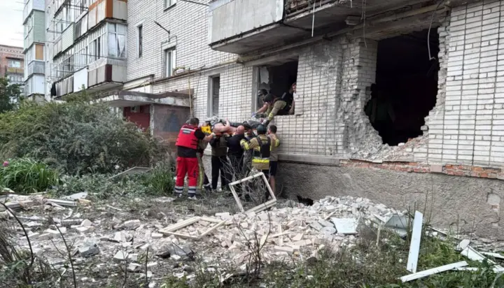 росіяни атакували Конотоп дронами: є поранені та люди під завалами