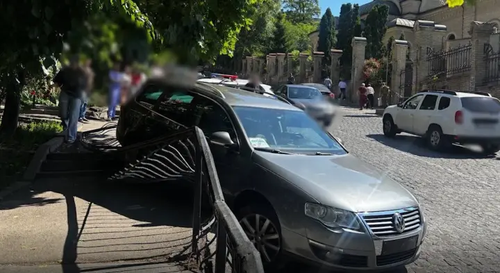 Розтрощив скутер і врізався в огорожу - нетверезого водія затримали у Києві