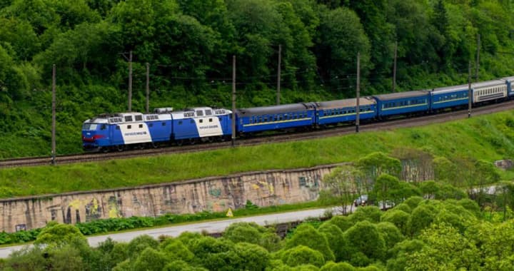 До Карпат на вихідні призначають більше поїздів