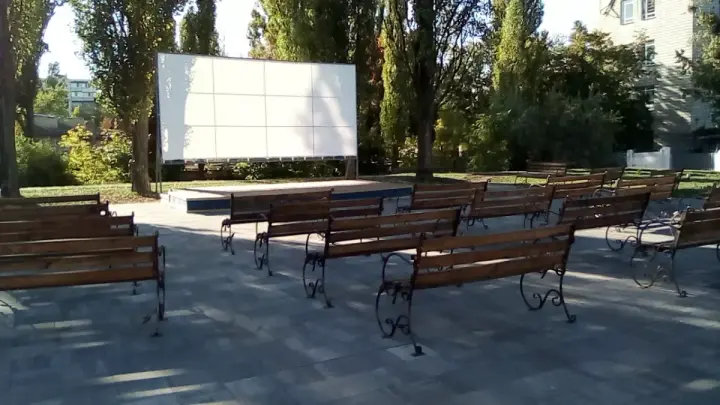 У Чернівцях вандали зруйнували кінотеатр просто неба фестивалю “Миколайчук OPEN”