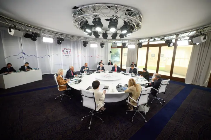 Зеленский обсудил с Трампом лицензии на антибаллистику, в G7 пообещали помощь и поддержали давление на рф