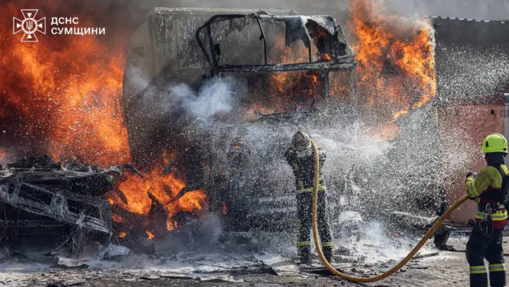 У Сумах ліквідували масштабну пожежу після російського удару по цивільній інфраструктурі