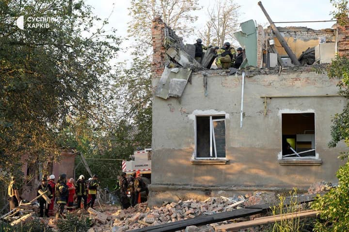 У Харкові з-під завалів будинку дістали тіло загиблої людини після удару КАБами