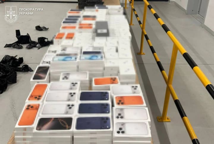 In Lviv region, a 38-year-old man has been notified of suspicion of smuggling Apple equipment worth over UAH 35 million