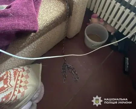 Мать удерживала 7-летнего сына на цепи в Днепропетровской области - прокуратура
