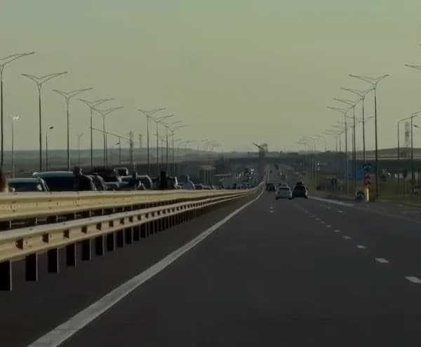 На виїзді з Криму утворився 15-кілометровий затор, вночі рух Кримським мостом перекрили – ASTRA