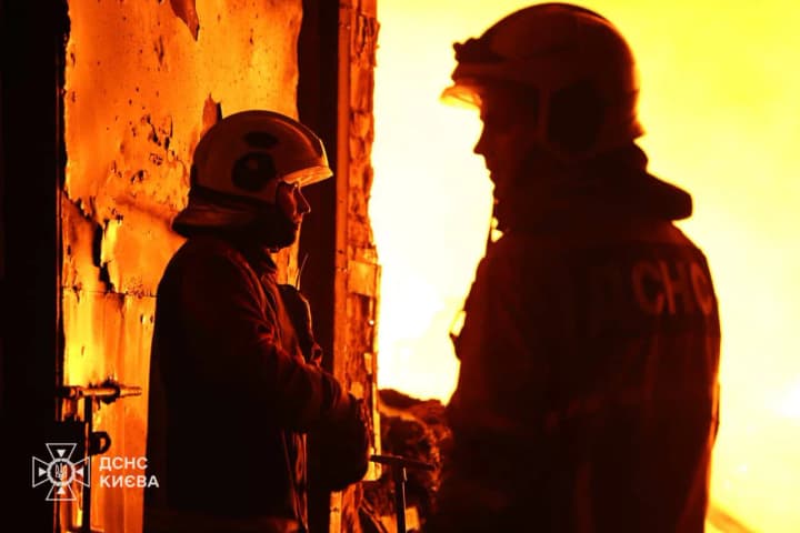 In Kyiv, a fire was extinguished after a Russian evening attack - over 100 rescuers were involved in the extinguishing