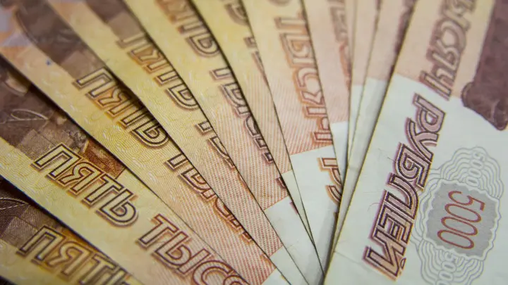The ruble fell to a two-month low amid the fuel crisis and currency shortage - The Moscow Times