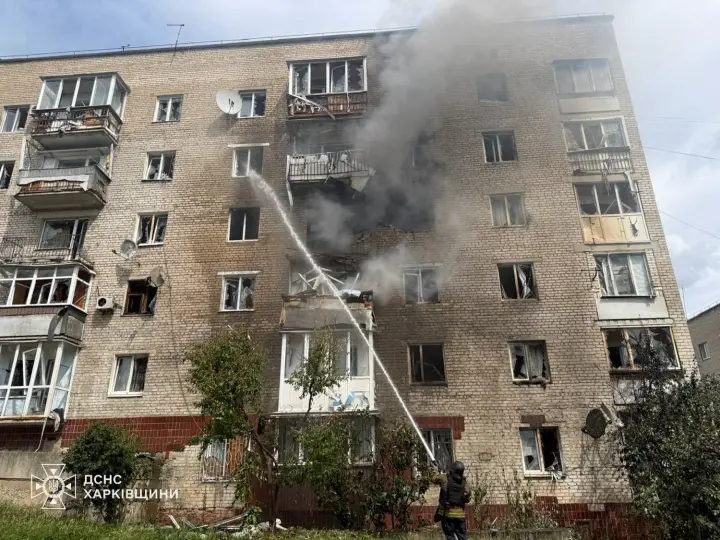 рф вдарила по багатоповерхівці в Ізюмі, є загиблий та поранені