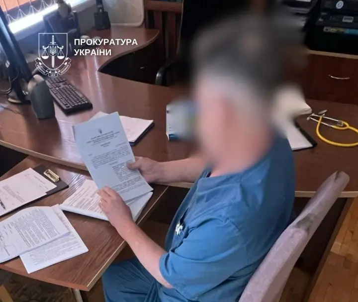 В Киеве врачу сообщили о подозрении из-за смерти военного с незамеченным переломом