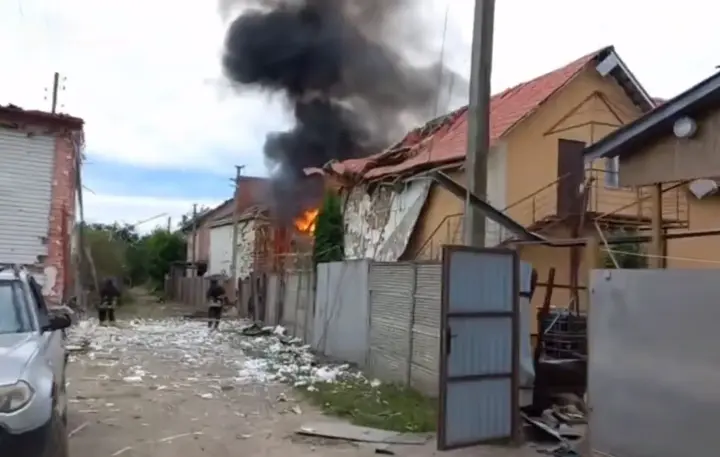 Рятувальники деблокували людину з-під завалів після удару рф по Сумах