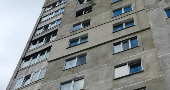 російський БПЛА влучив у багатоквартирний будинок у Харкові, жінка зазнала стресу