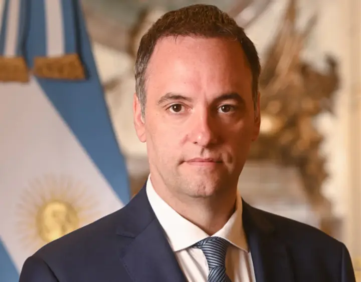 Голова Кабміну Аргентини подав у відставку після скандалу з розкішними витратами 