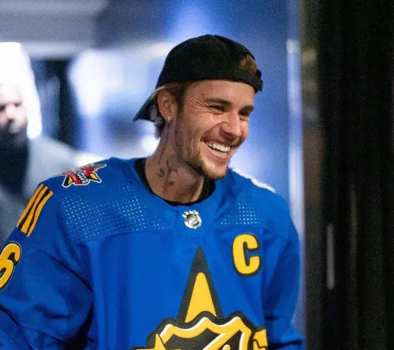 Justin Bieber unexpectedly appeared at the NHL draft and announced Toronto's first pick