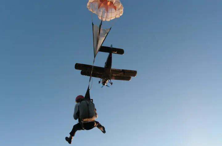 In France, a parachute jump plane crashed – all 11 people on board died