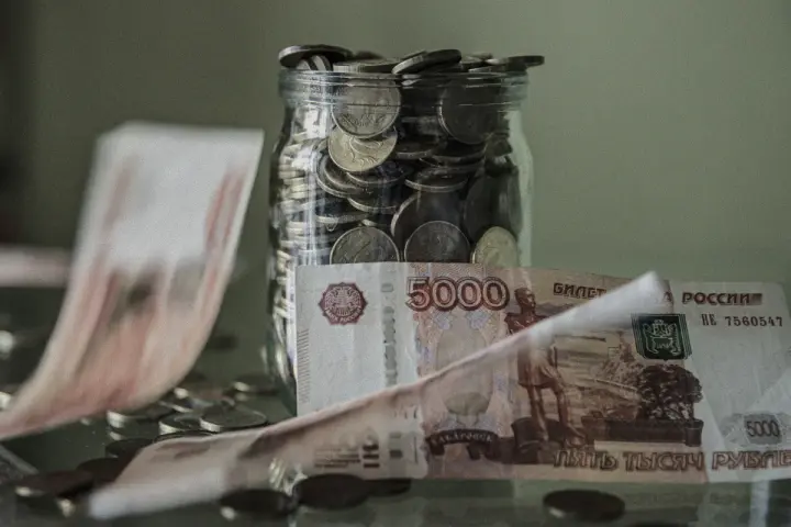 У рф масово повертаються до готівки через кризу довіри до банків - розвідка