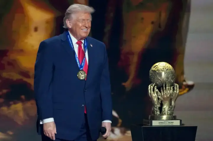 50 депутатів Європарламенту закликали ФІФА розслідувати вручення Трампу Премії миру – Politico