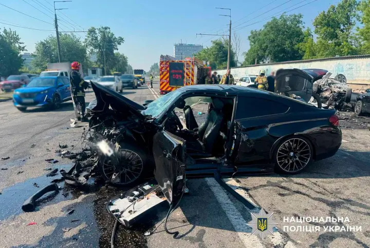 У Києві масштабна ДТП - зіткнулися п'ять автівок, є загибла і травмовані