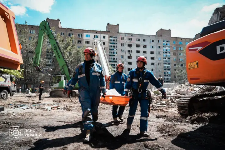 Після нічної атаки рф під завалами будинку у Києві можуть залишатися дев'ятеро людей - ДСНС