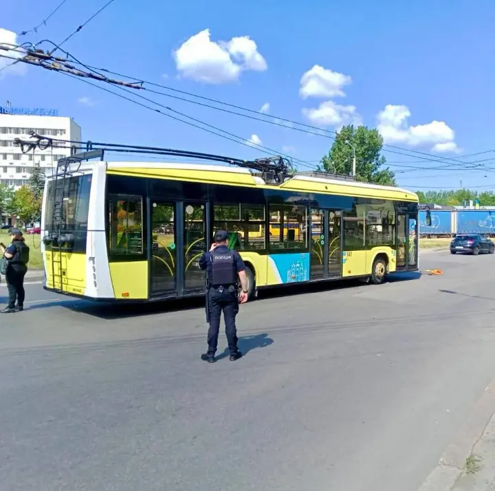 У Львові водій на маршруті виявив гранату перед тролейбусом, пасажирів евакуювали
