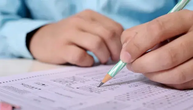 Майже кожен 7-й учасник НМТ-2026 не подолав "поріг" хоча б з одного предмета