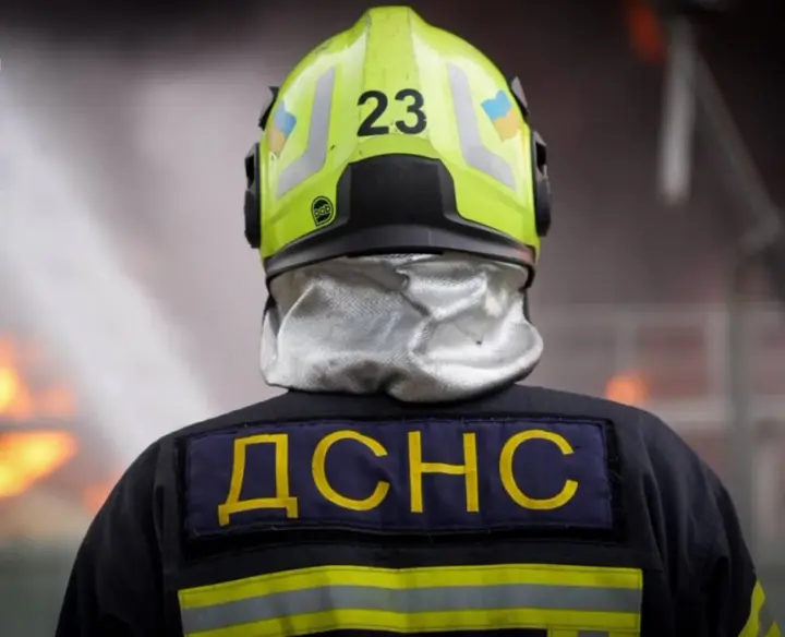 Атака рф на Київщину 11 липня - рятувальники загасили пожежу на одному з об’єктів інфраструктури