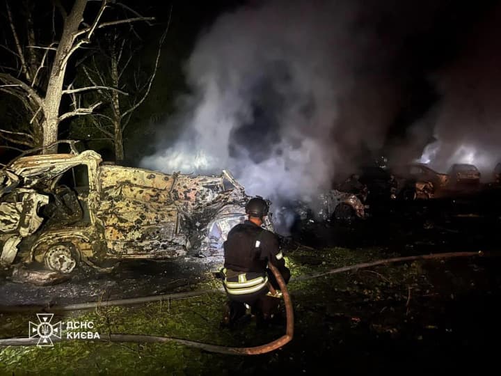 Нічна російська атака на Київ спричинила пожежі та пошкодження в двох районах