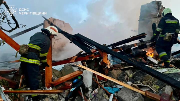 російський дрон влучив у житловий будинок на Чернігівщині, двоє жінок постраждали