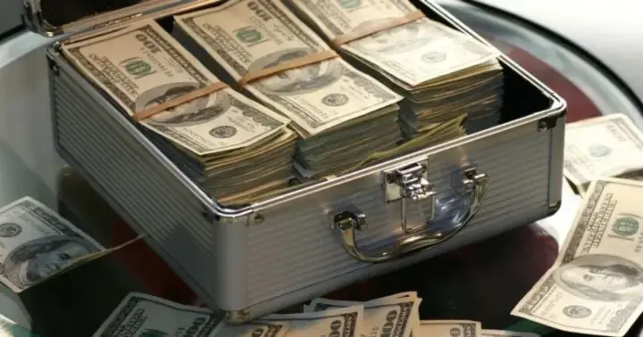 The richest Russians moved billions of dollars abroad due to fears for the economy - Bloomberg