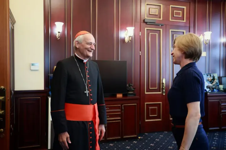 Families of prisoners of war handed over lists for release to the representative of the Pope