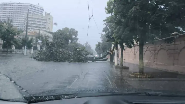 Odesa was hit by a heavy downpour: flooding, blocked streets, and changes in traffic movement