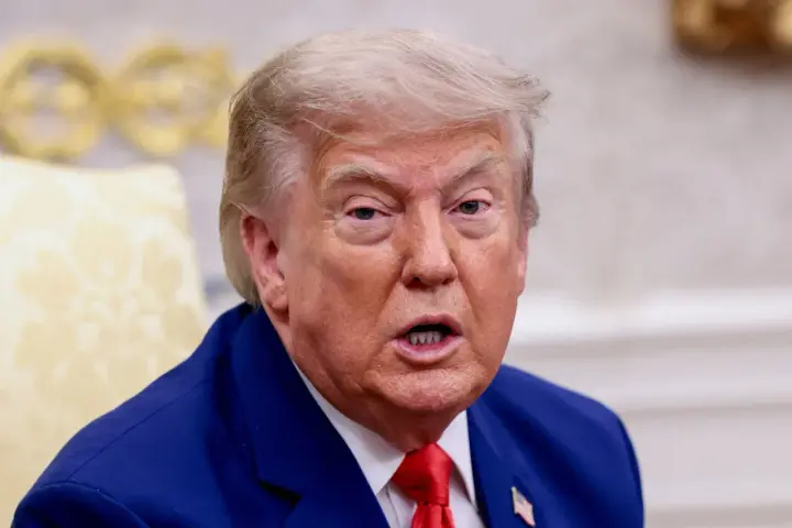 Трамп погрожує "нищити один міст або електростанцію" щоразу, коли Іран атакуватиме судна в Ормузькій протоці