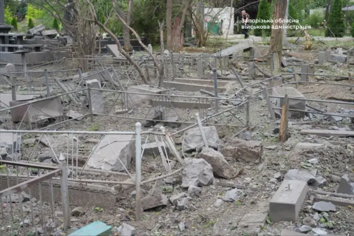 Occupiers struck Zaporizhzhia with aerial bombs, one hit a cemetery