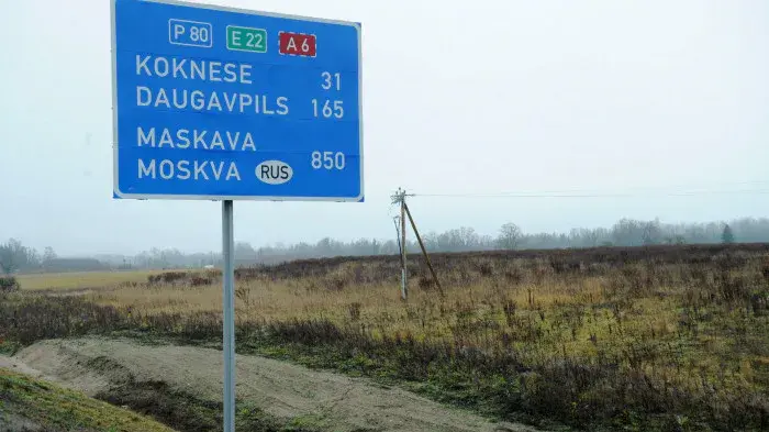 У Латвії планують прибрати з автошляхів дорожні знаки з напрямками на росію і білорусь