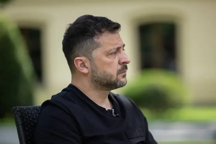 "Мені не потрібно з'ясовувати, хто правий, а хто ні" - Зеленський про конфлікт Сирського та Федорова