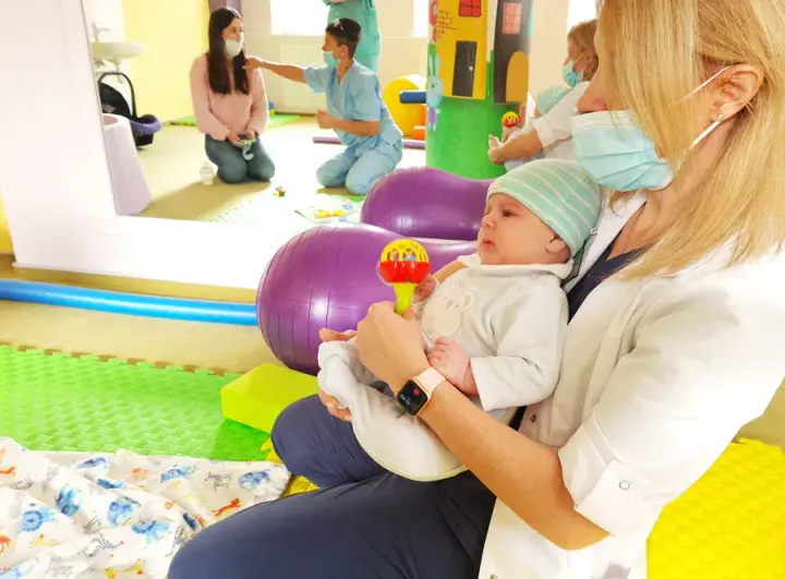 Раннє втручання та реабілітація немовлят: як не пропустити важливі зміни у розвитку