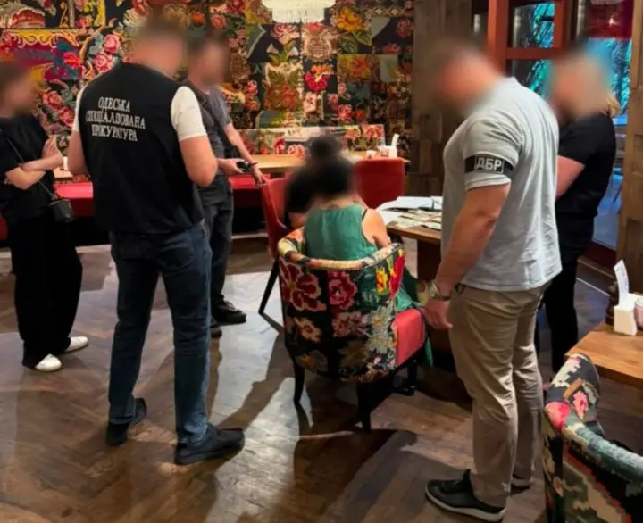 Вимагала 11 000 доларів за оформлення відстрочки - на Одещині затримали працівницю ТЦК