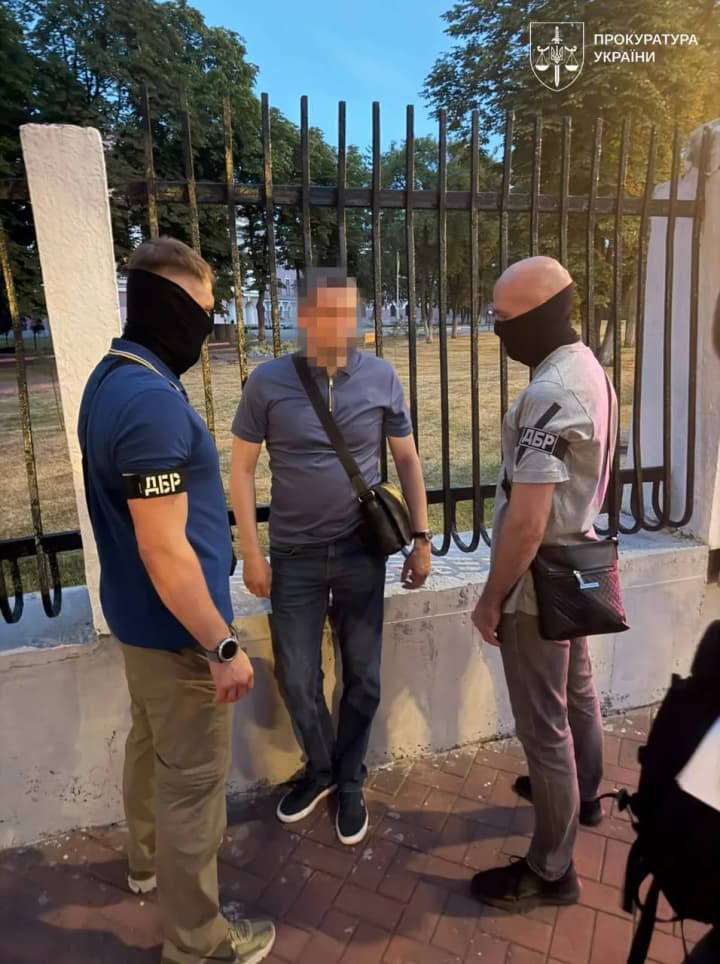 The head of one of the departments of the State Geocadastre is suspected of giving a $30,000 bribe to an official of the NACP