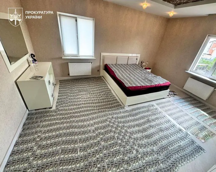 Кімната у валюті: на Харківщині викрили схему фіктивних інвалідностей, вилучили чверть мільйона доларів