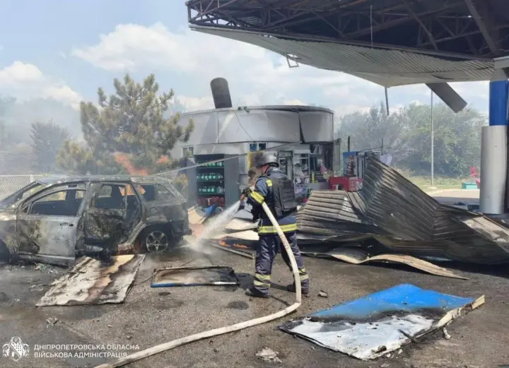 В результате вражеской атаки на Днепропетровщине повреждена АЗС, трое погибших