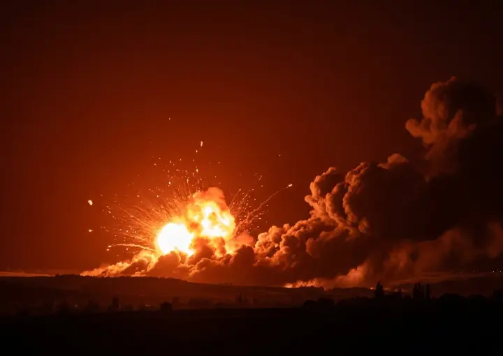 На аеродромі "Гвардійське" в Криму спалахнула пожежа після вибухів – повідомляють про ураження складу ПММ