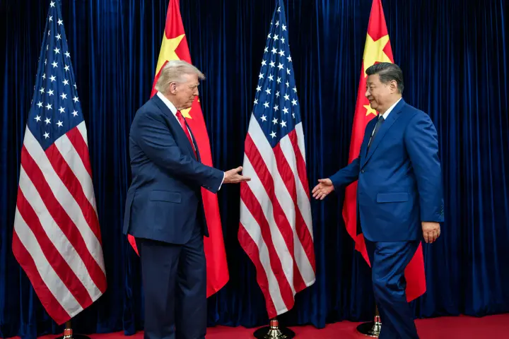 Китай і США обмінюються санкціями перед самітом Сі і Трампа - CNN