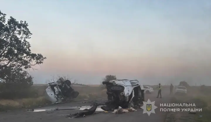 Під Одесою фургон зіткнувся з двома мікроавтобусами: троє загиблих, семеро поранених