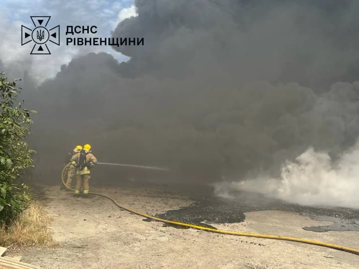 В Ровненской области произошёл пожар на предприятии, рекомендуют закрыть окна